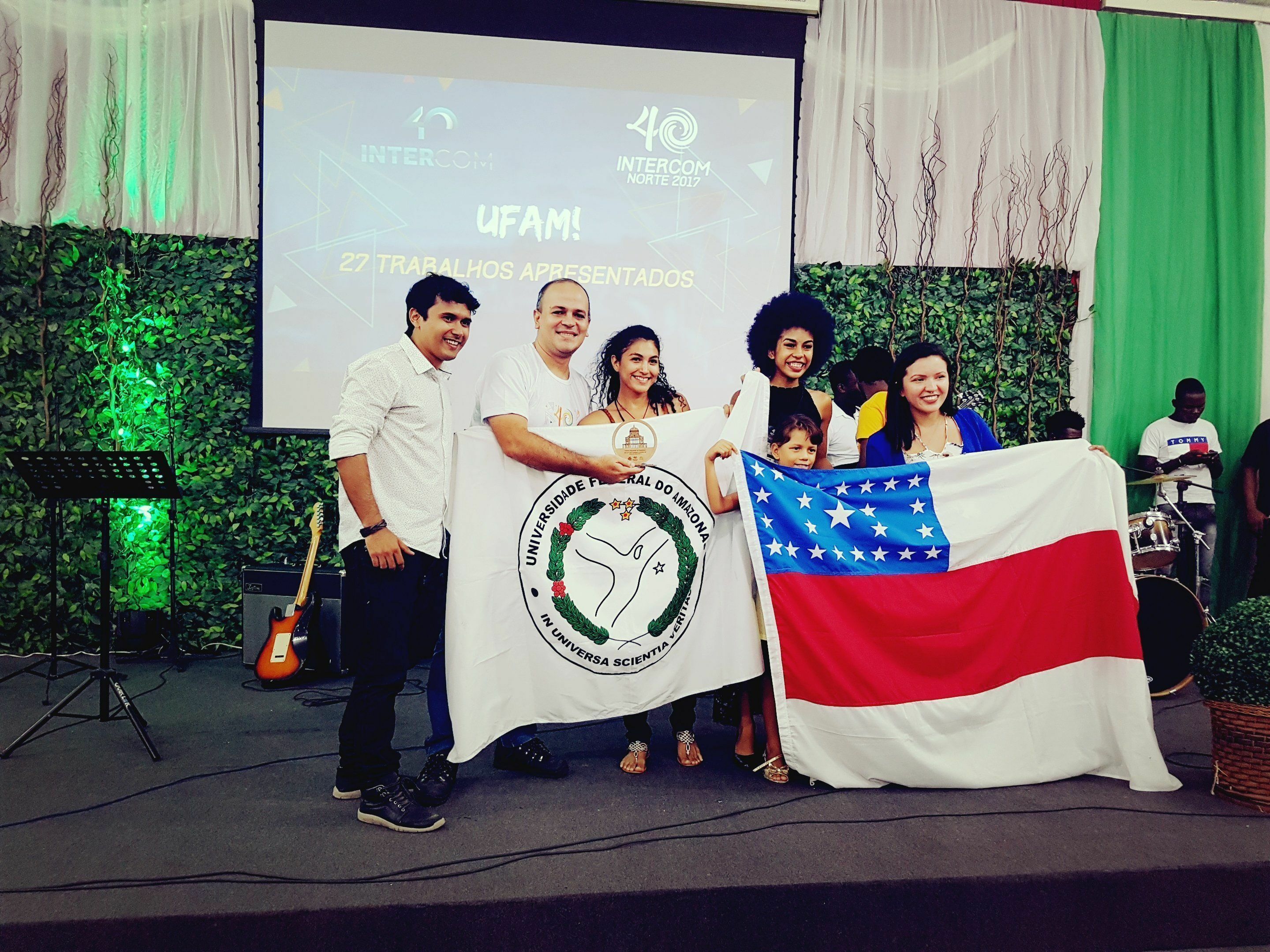 Diretor da FIC e representantes do Centro Acadêmico de Comunicação Social (Cucos) recebem prêmio de IES que mais apresentou trabalhos